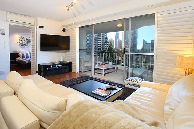 1 Bedroom Spacious Living Area